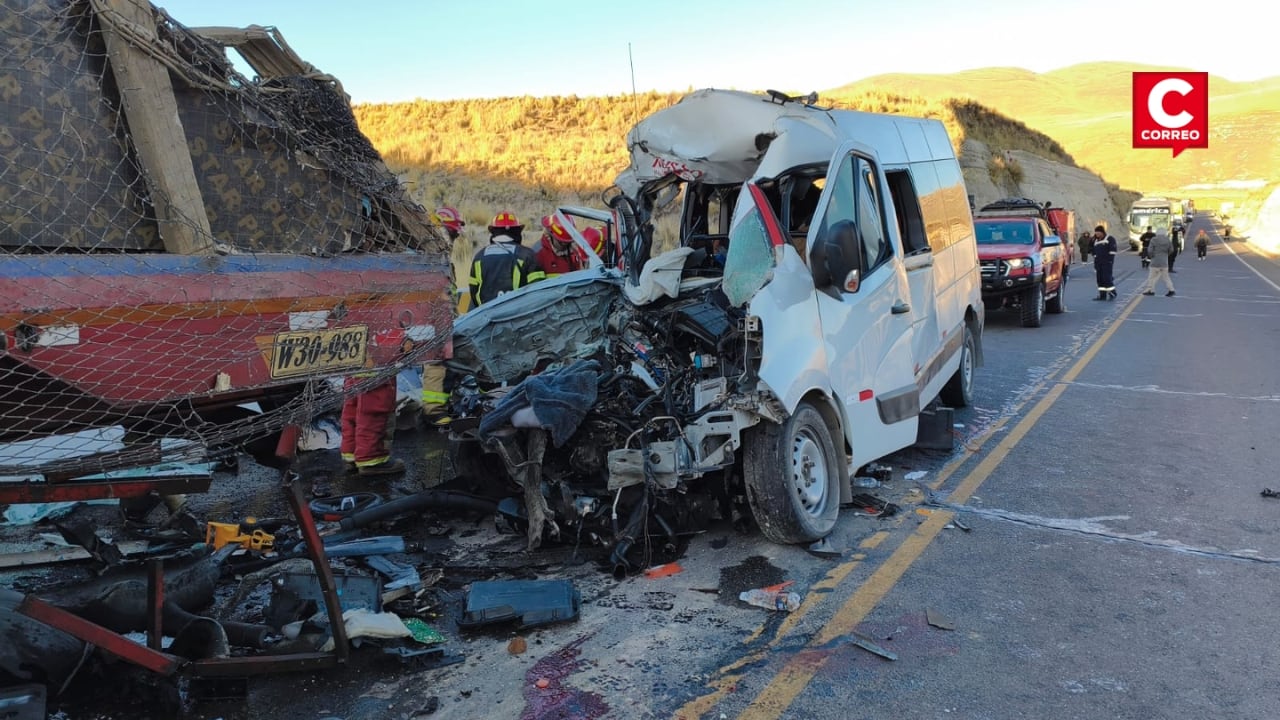 Sube a 13 los fallecidos tras choque de minivan con tráiler en la carretera Cusco - Arequipa