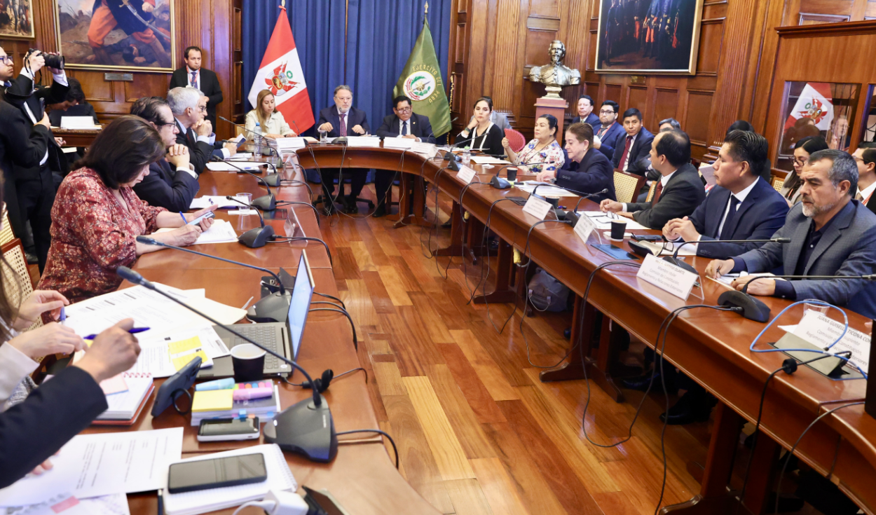 Debate de pedido de facultades sigue entrampado en el Senado por falta de consenso entre oficialismo y oposición