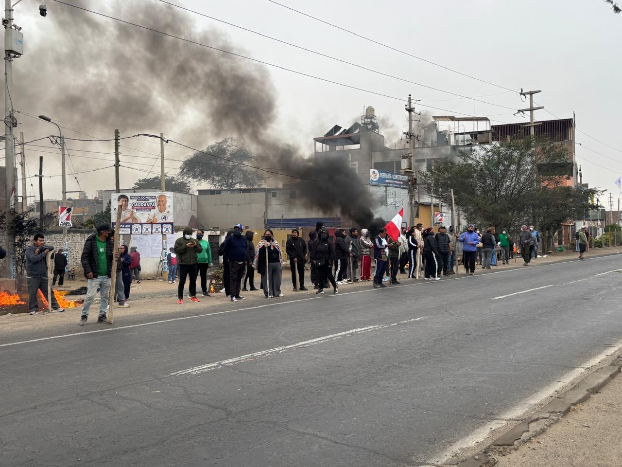 Ica: desalojo de Villa El Diluvio queda suspendido entre quema de llantas y bloqueo de accesos