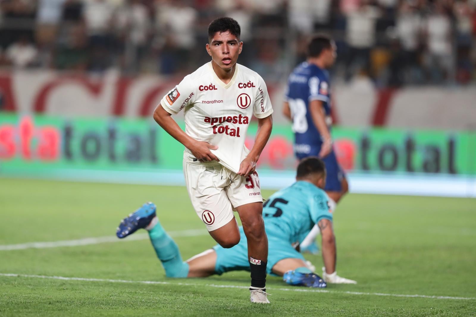 Piero Quispe viajó a Cajamarca con Universitario y podría jugar este domingo