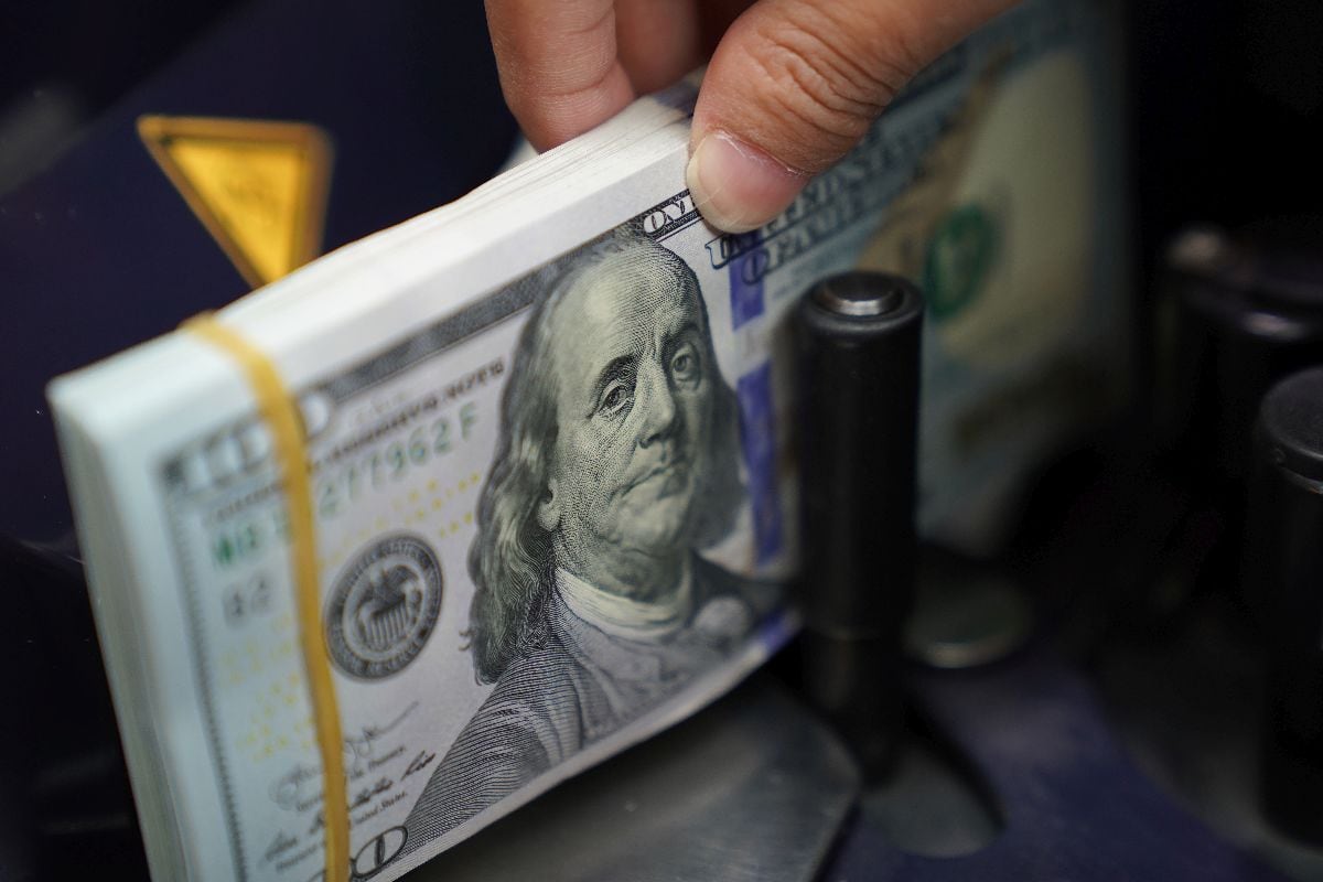 Dólar se dirige a su mejor mes desde junio ante apuestas de más alzas de la Fed