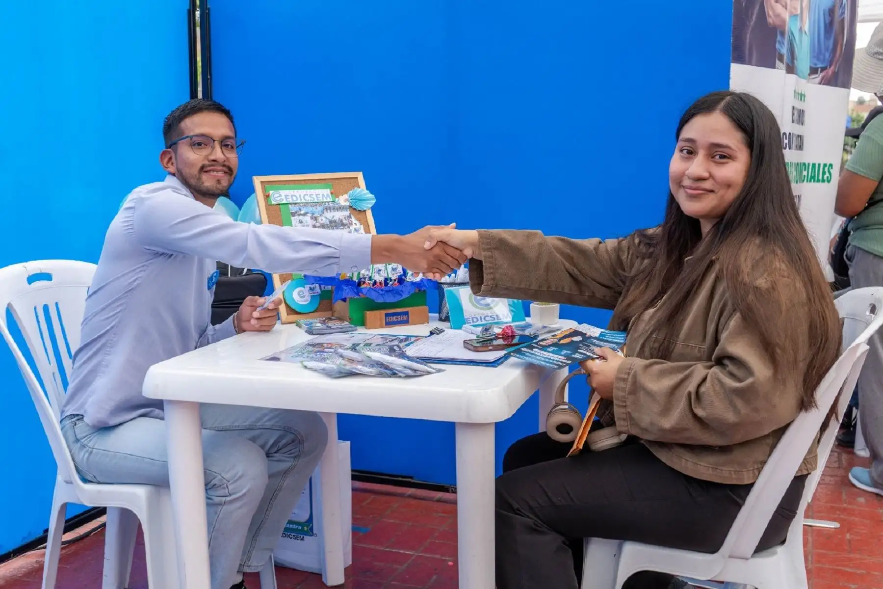 Gobierno evalúa incentivo tributario y pasantías financiadas para impulsar empleo juvenil