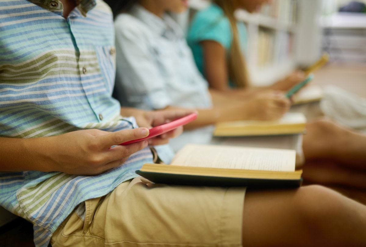 Oficial, Greg Abbott busca limitar el tiempo frente a pantallas en escuelas de primaria y secundaria: lo que sabemos sobre la propuesta en Texas